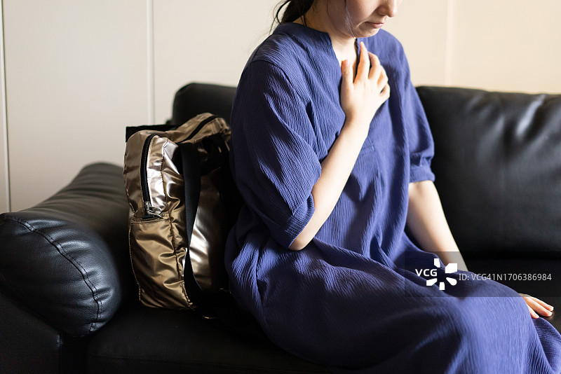 胸痛的女人图片素材