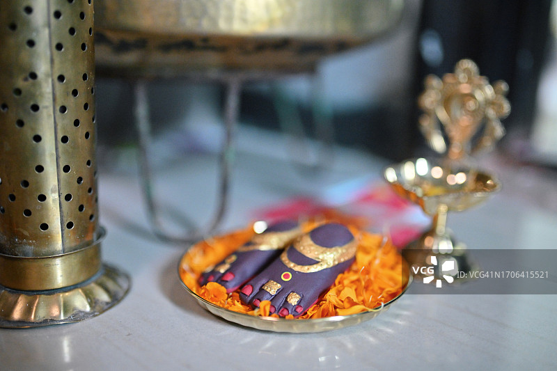 印度教传统节日期间，用花瓣装饰的Mahalaxmi圣脚特写图片素材
