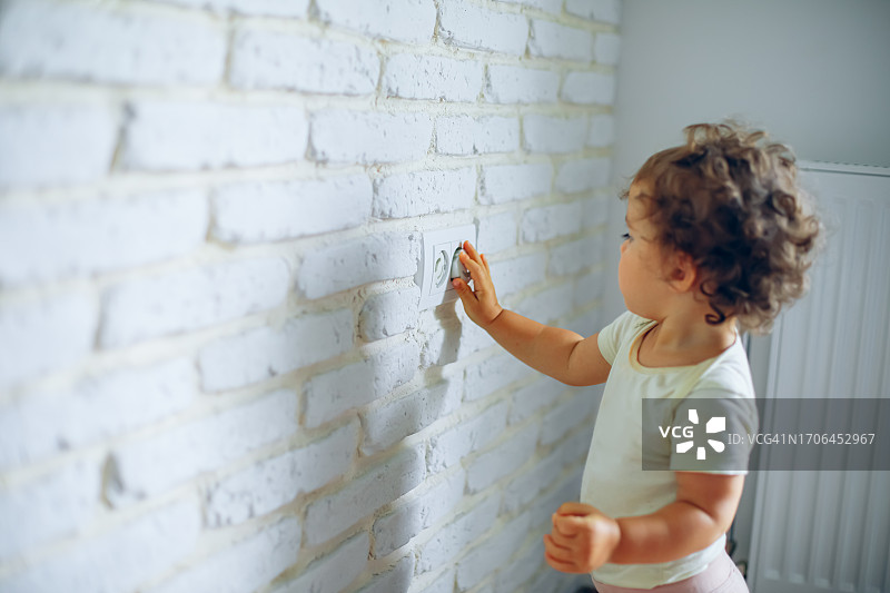 幼儿玩插座图片素材