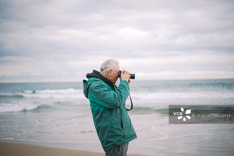拍摄风景的男子侧视图图片素材
