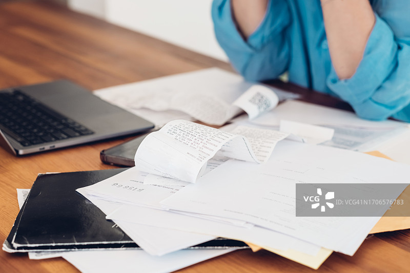 对财务文件的沮丧图片素材