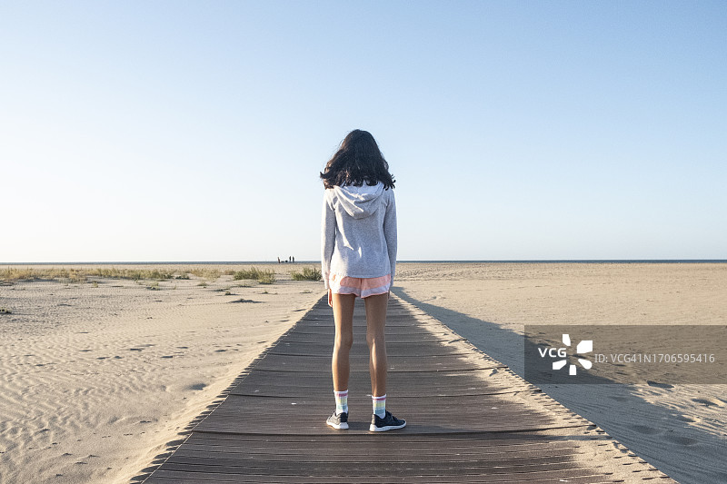 在海滩走道上晨走的女孩图片素材
