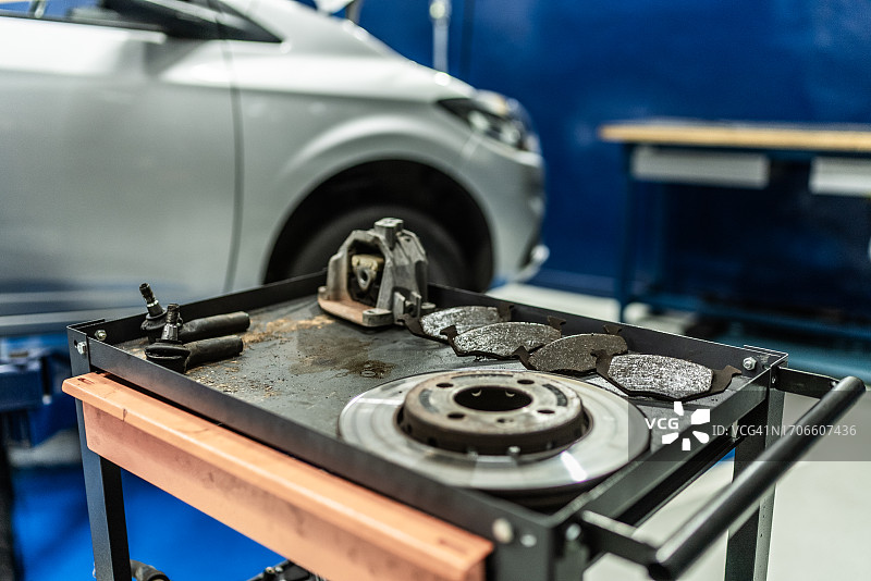 维修店内的车辆零件特写图片素材