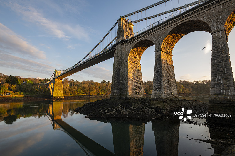 威尔士安格尔西岛梅奈吊桥日落图片素材