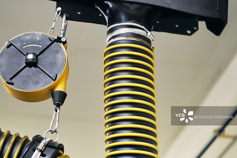 汽车修理店黄色滑轮金属抽取管图片素材