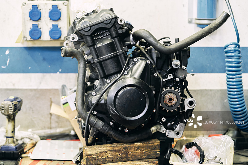 机械车间工作台上摩托车发动机的特写正面图图片素材
