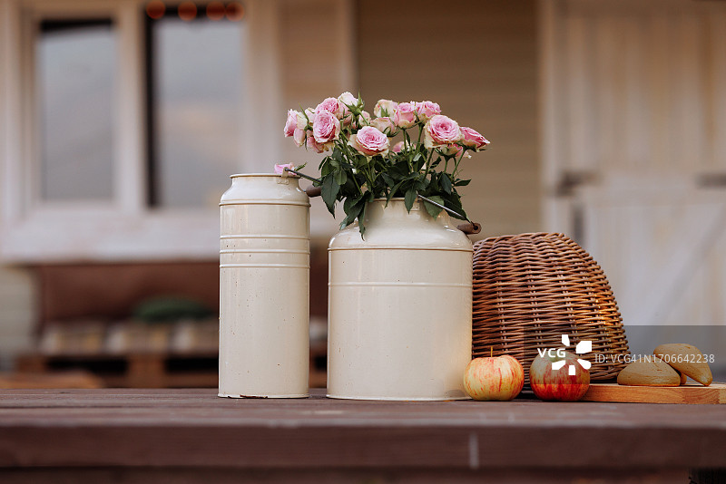 木制门廊桌子上的舒适乡村野餐图片素材