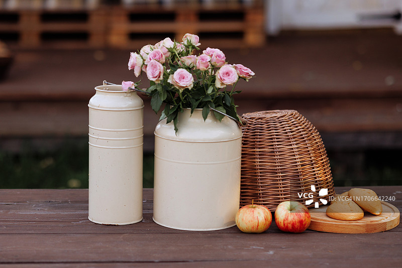 木制门廊桌子上的舒适乡村野餐图片素材
