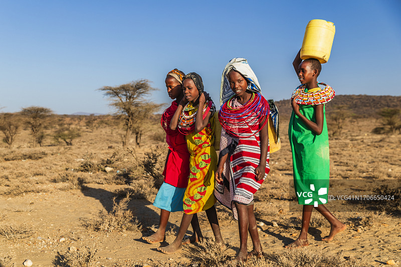 肯尼亚桑布鲁部落儿童运水图片素材