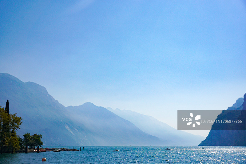 里瓦德尔加尔达的加尔达湖与多洛米蒂山脉图片素材