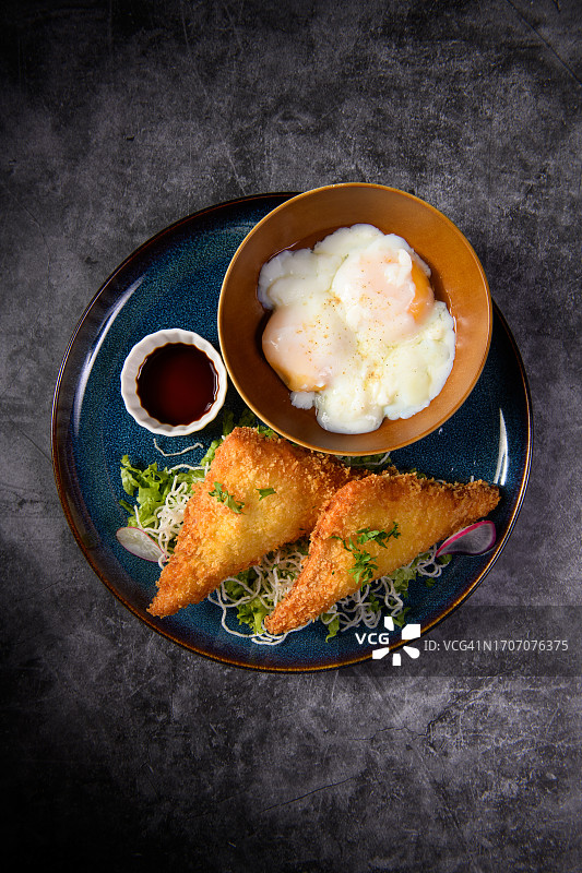 萨摩萨配半熟鸡蛋图片素材