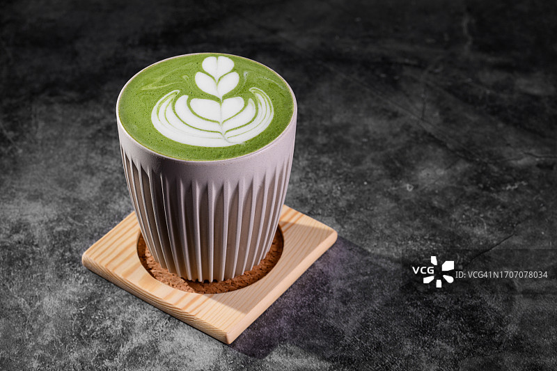 带泡沫拉花的抹茶绿茶拿铁图片素材
