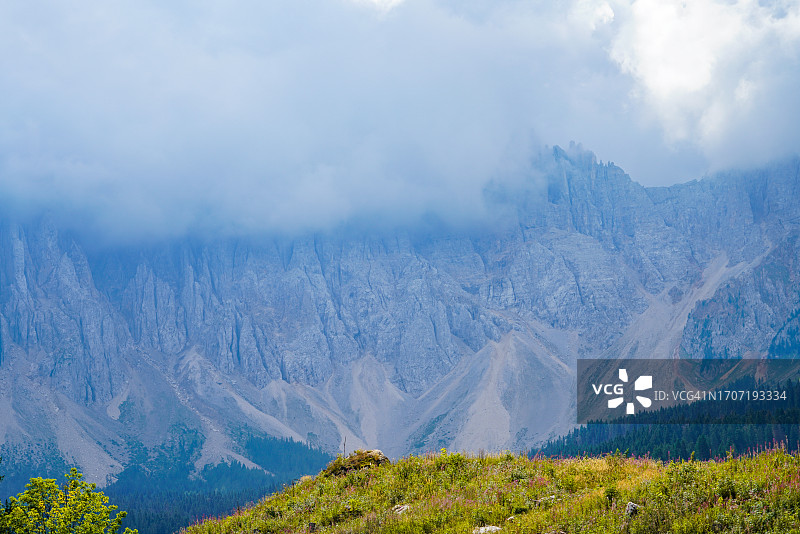 意大利东北部多洛米蒂山脉中拉特马尔和罗森加滕山块的夏季景色图片素材
