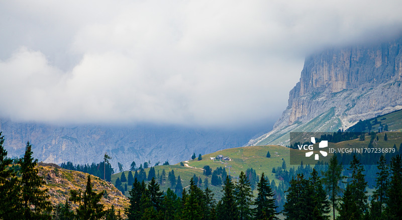 意大利东北部多洛米蒂山卡雷扎湖高山湖泊的夏日景观图片素材