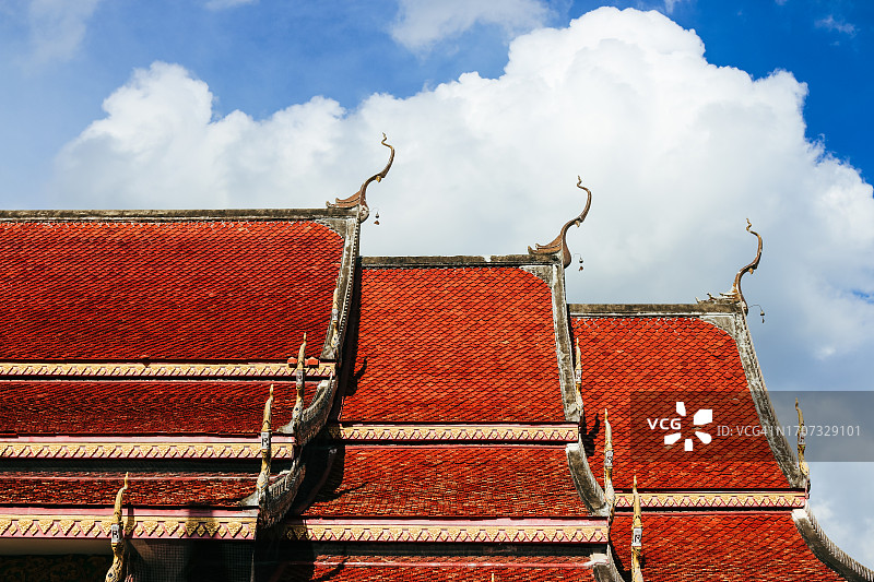 蓝色天空下的精美瓷砖寺庙屋顶图片素材