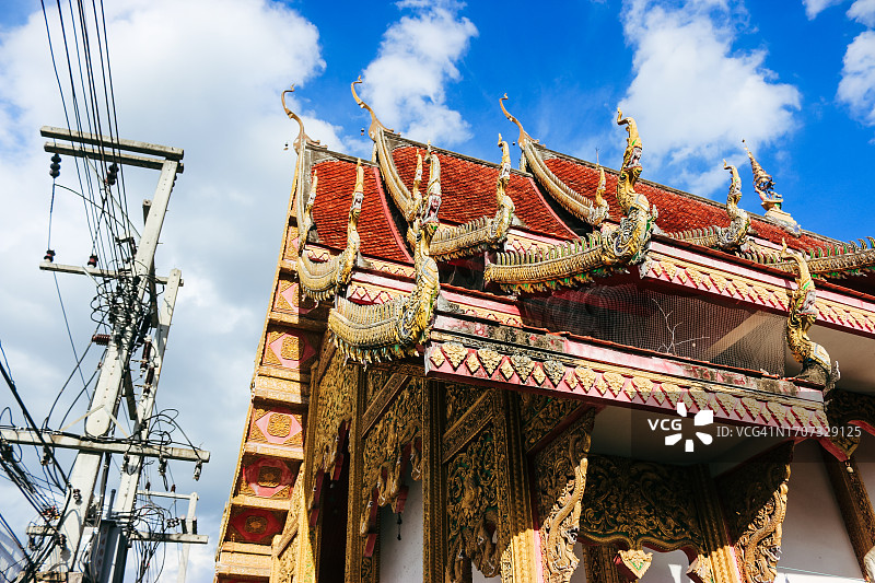 蓝色天空下的精美瓷砖寺庙屋顶图片素材