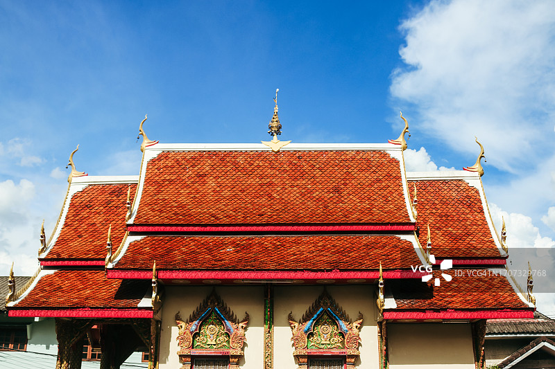 蓝色天空下的精美瓷砖寺庙屋顶图片素材
