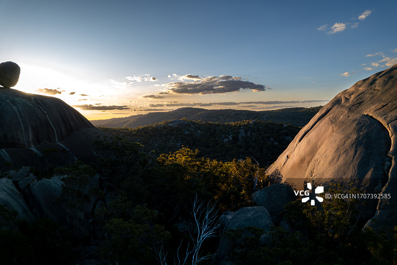 吉拉温国家公园两座金字塔间日落图片素材
