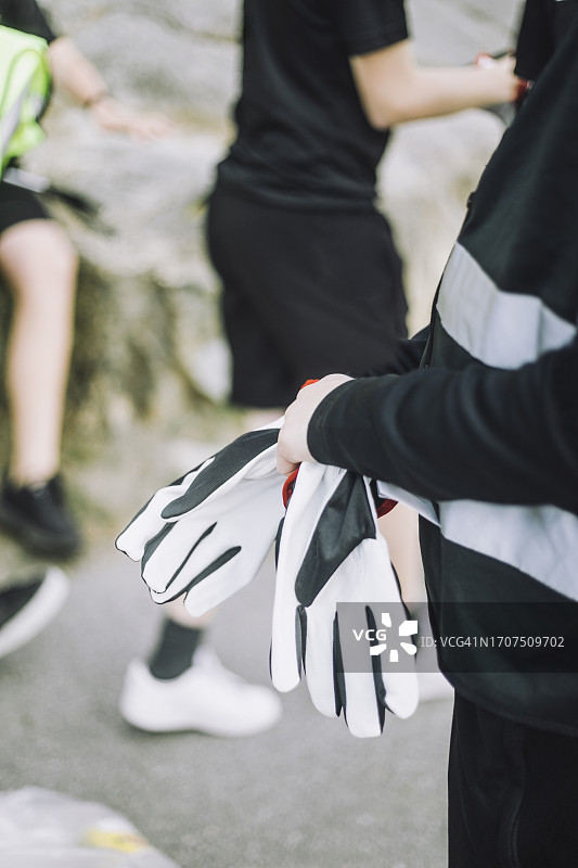 戴着手套的男孩图片素材