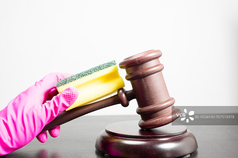有人在法庭上清洁法官的槌子。反腐斗争图片素材