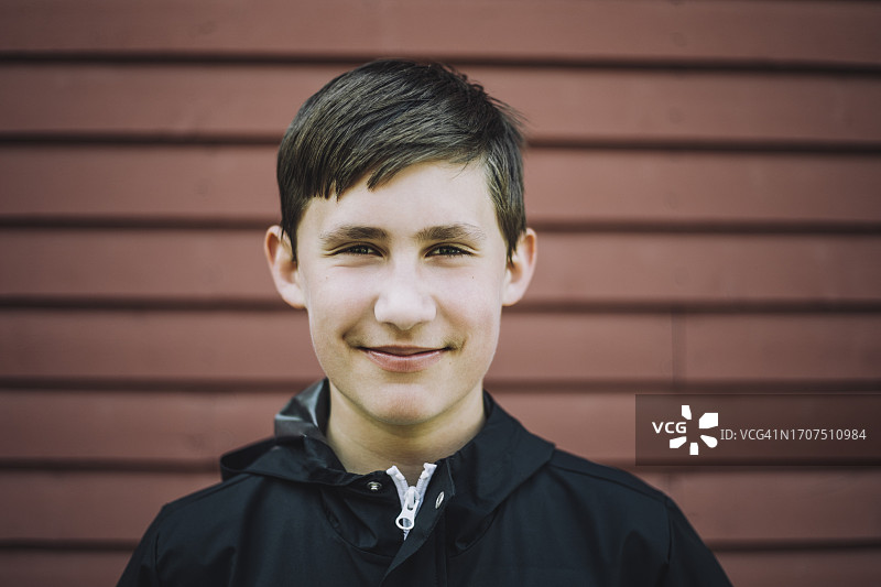 棕色头发微笑男孩的肖像图片素材