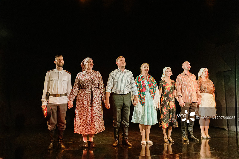 话剧全体演员舞台谢幕图片素材