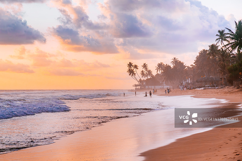 希卡杜瓦沙滩日落与棕榈树图片素材