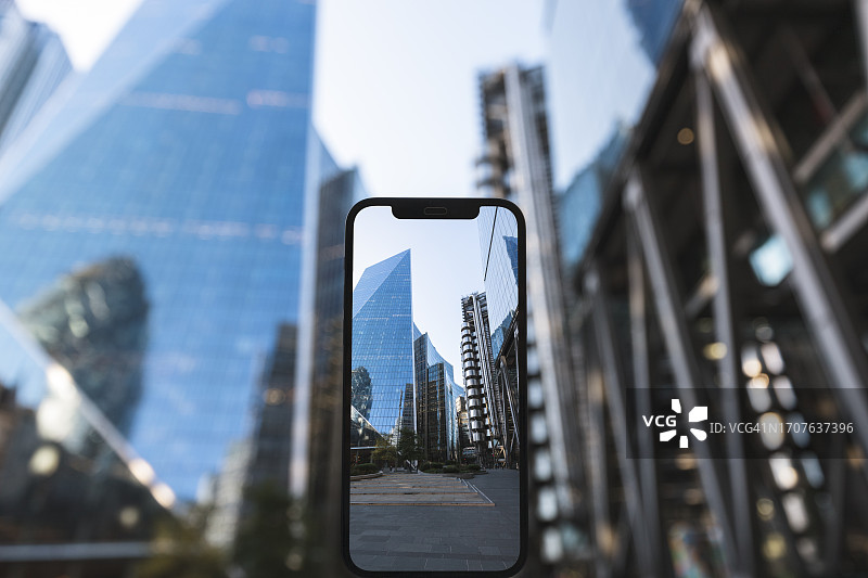 伦敦金融区的智能手机城市景观图片素材