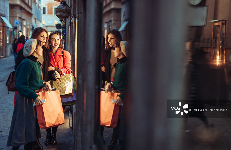 在意大利罗马圣诞节期间购物的妇女图片素材