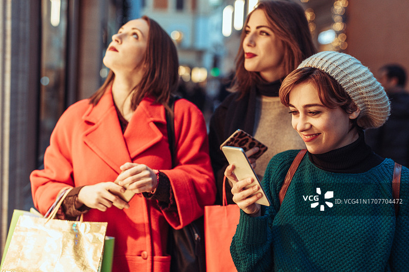 在意大利罗马圣诞节期间购物的妇女图片素材