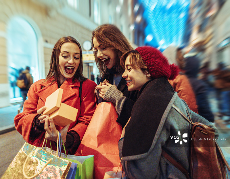 在意大利罗马圣诞节期间购物的妇女图片素材
