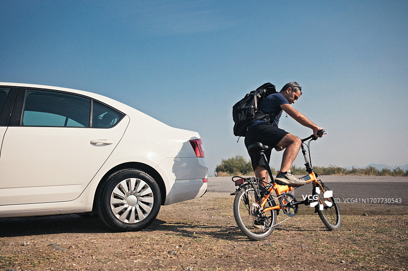 男子从车里取出折叠自行车并骑走图片素材