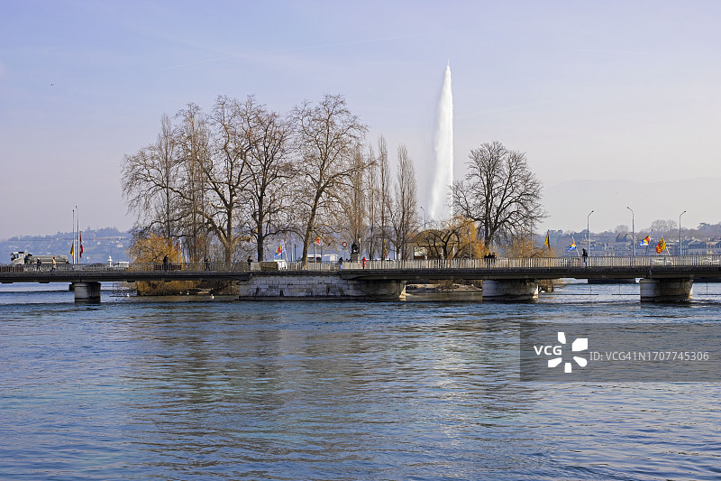 日出时日内瓦湖上的标志性喷泉图片素材