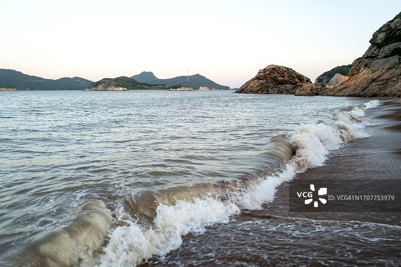 涨潮时的海滩图片素材