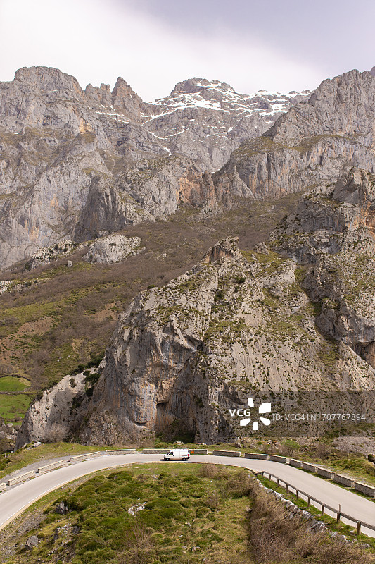 白色厢式货车行驶在山路上图片素材
