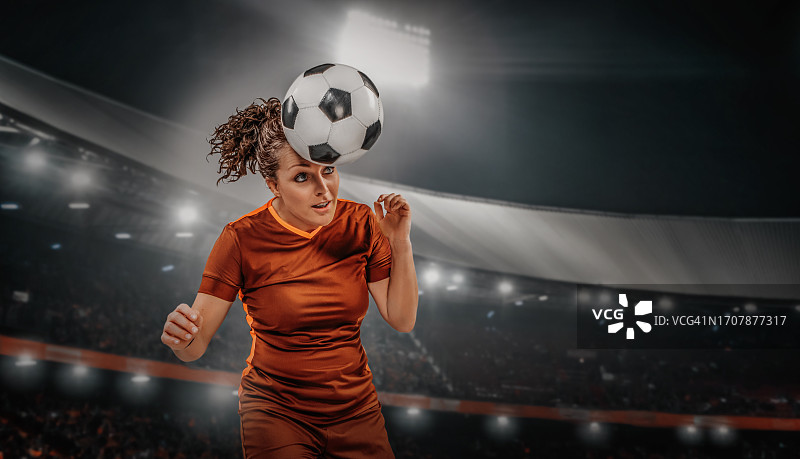 在虚拟足球场上的女足球运动员图片素材