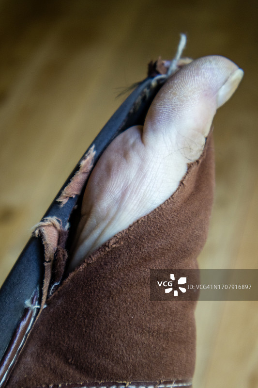 拖鞋里露出的脚趾特写图片素材