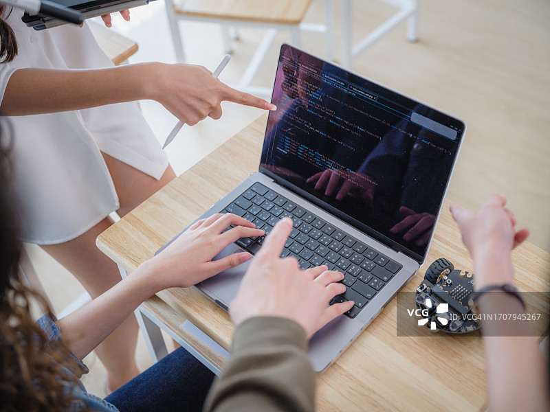 特写：亚洲学生在工程课上学习图片素材