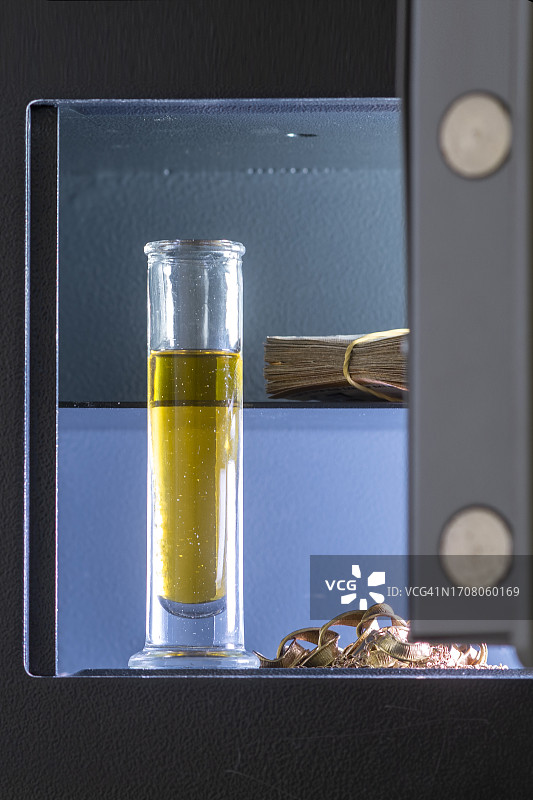 保险柜里的小瓶橄榄油图片素材