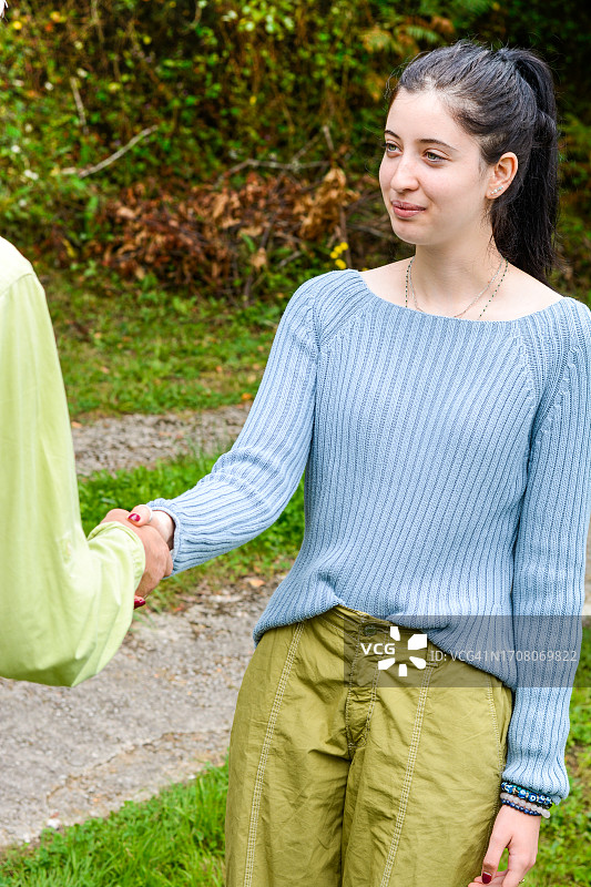 快乐的老年妇女朋友在公园人行道上手牵着手图片素材