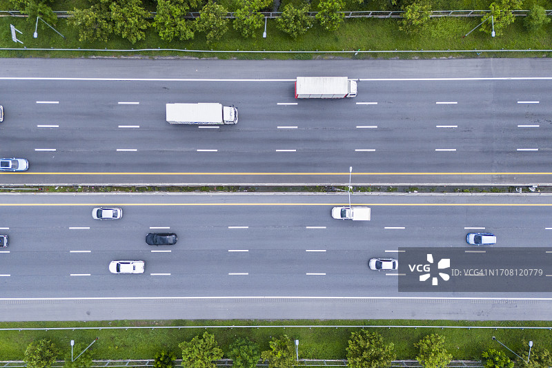 在高速公路上运送货物的拖车卡车图片素材