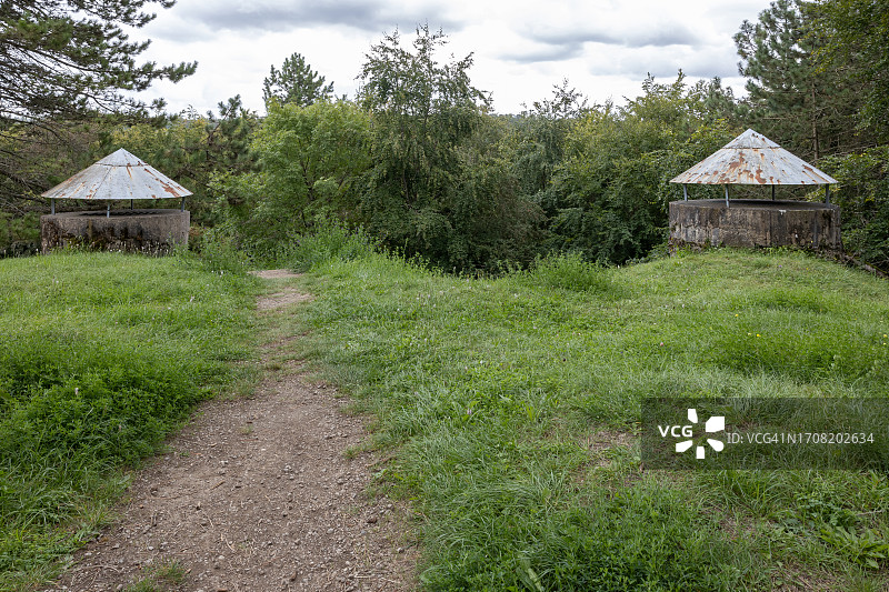 凡尔登战役：四烟囱洞穴掩体的烟囱（弗勒里-杜奥蒙，法国）图片素材