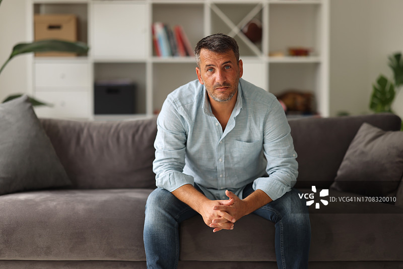 男人看向镜头图片素材