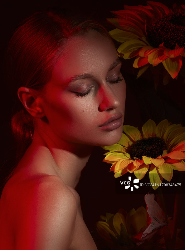 年轻金发美女向日葵写真图片素材