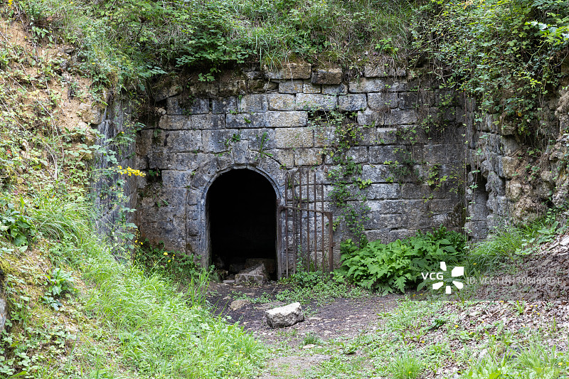 凡尔登战役：弗鲁瓦德泰尔附近森林深处的老弹药库（凡尔登/法国）图片素材