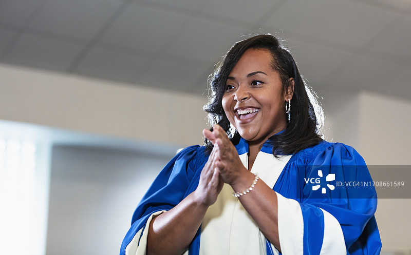 在教堂合唱团唱歌的中年黑人妇女图片素材