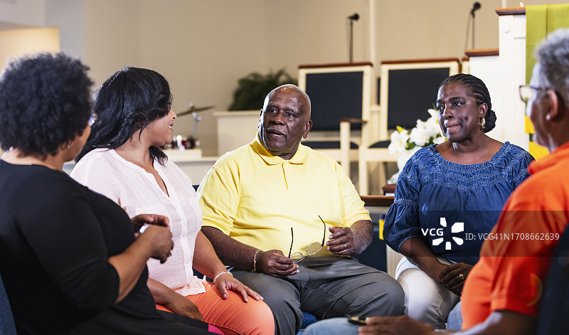 围成一圈进行讨论的黑人男人和女人们图片素材