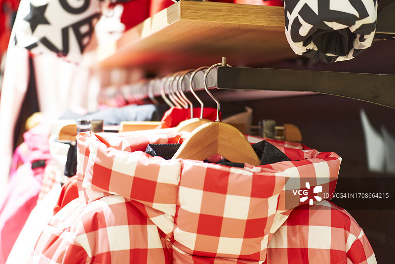 商店货架上的一排挂钩衣架特写图片素材