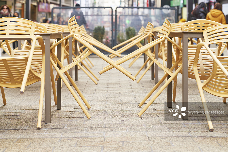 餐厅或咖啡馆内一排空桌椅，前视图图片素材