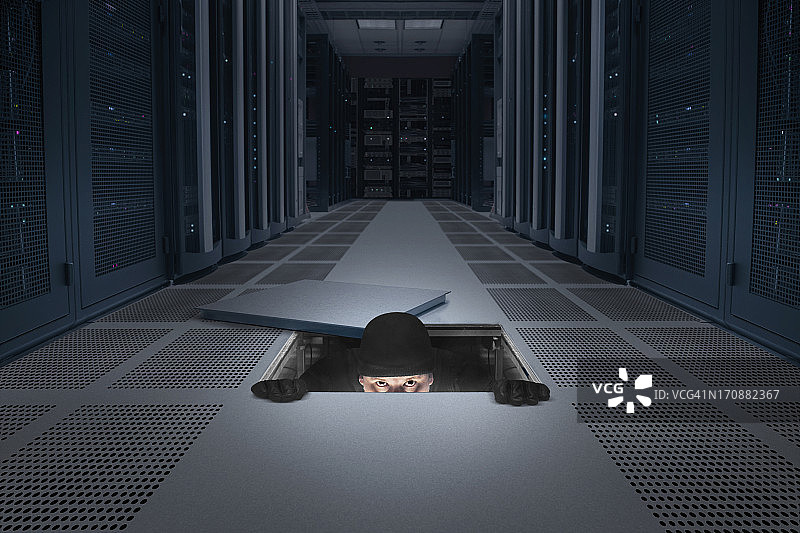 白人男子爬进通风口图片素材